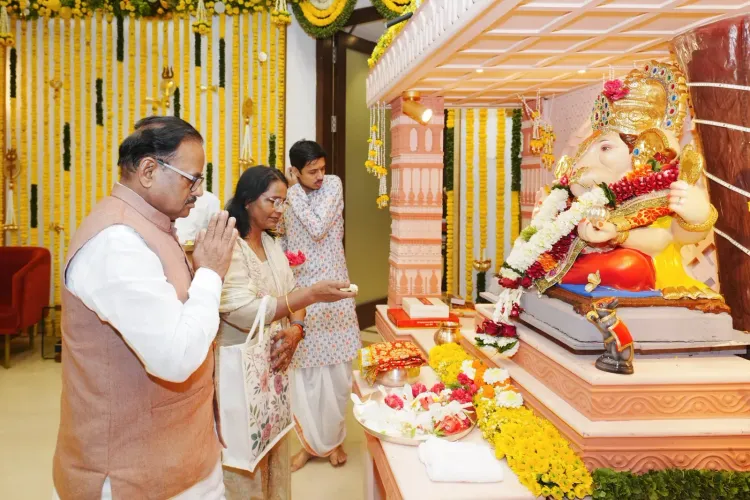 CM Fadnavis Hosts MP Anil Bonde for Ganesh Darshan in Mumbai