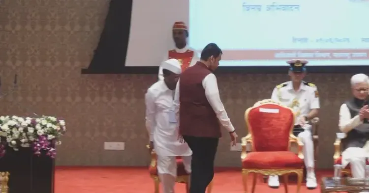 CM Fadnavis leads tribute to Bhagwan Birsa Munda on Balidan Diwas