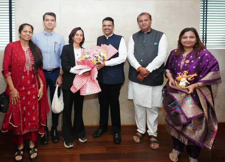 CM Fadnavis meets 21-yr-old Everest summiteer Saanika Shah