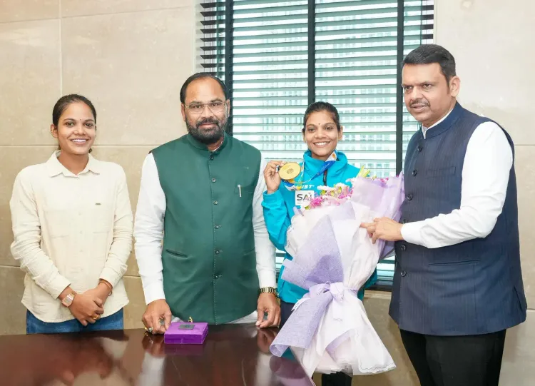 CM Fadnavis Meets World Yoga Gold Medallist Dr. Jyoti Deurkar