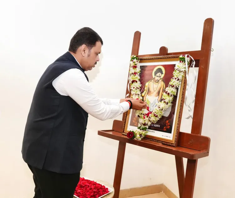 CM Fadnavis Pays Floral Tribute to Sant Gulabrao Maharaj