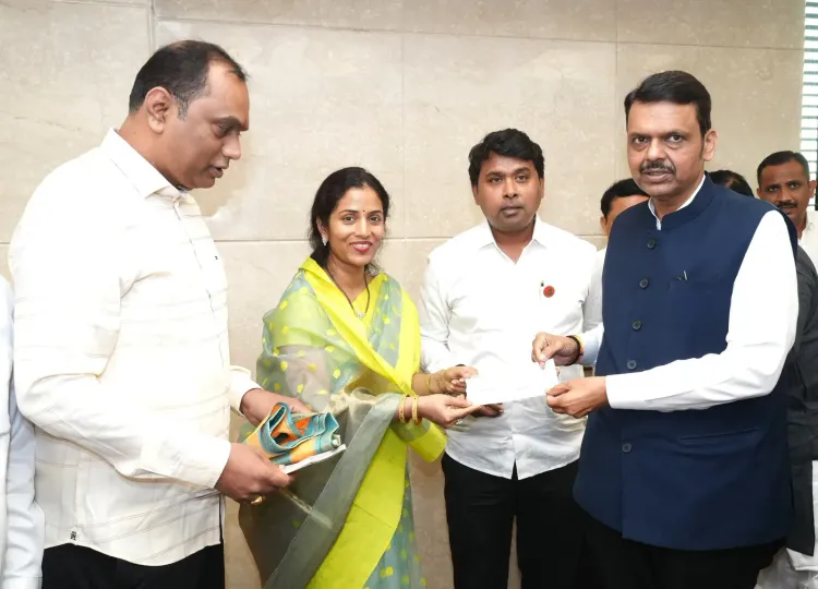 CM Fadnavis receives ₹1 lakh donation for drought farmers