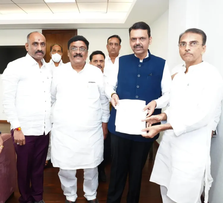 CM Fadnavis receives ₹25 lakh cheque for drought-hit farmers