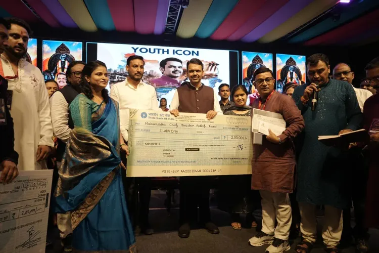 CM Fadnavis receives ₹2 lakh donation for drought-hit farmers