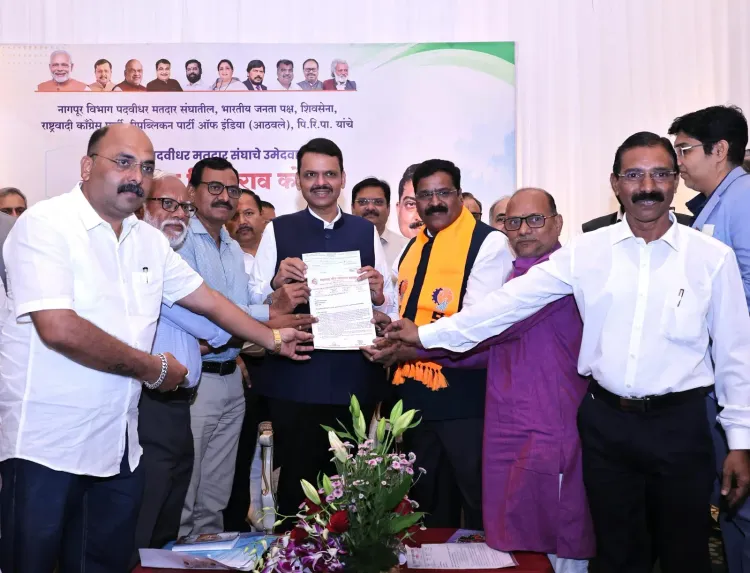 CM Fadnavis Receives ₹5 Lakh Cheque for Drought Relief Fund