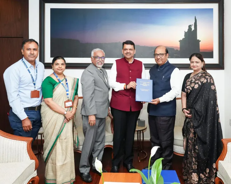 CM Fadnavis receives Dharavi panel's first interim report