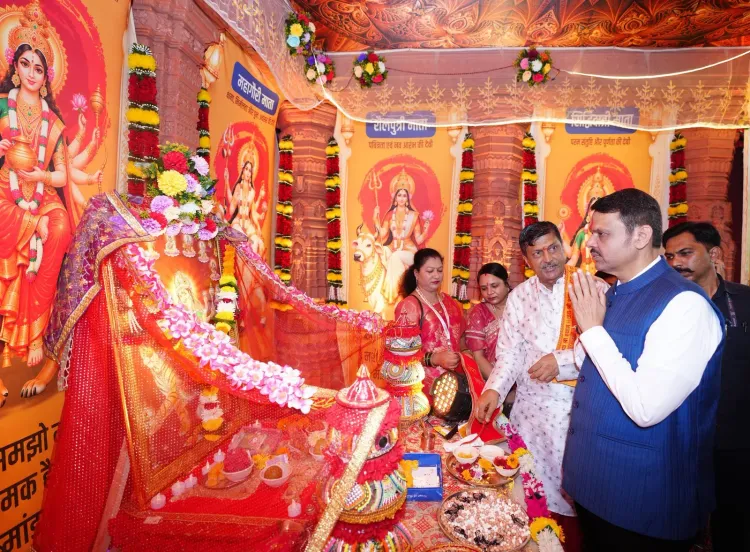 CM Fadnavis seeks blessings at Kandivali Navratri fest