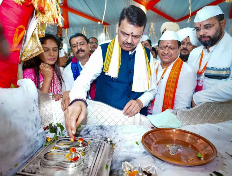 CM Fadnavis seeks blessings at Pune Wari Palkhi ceremony