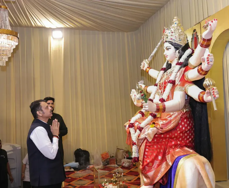 CM Fadnavis Seeks Durga's Blessings in Nagpur on Navratri