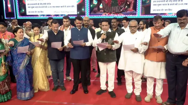 CM Fadnavis Takes Nasha Mukt Pledge at Mumbai Navratri Event