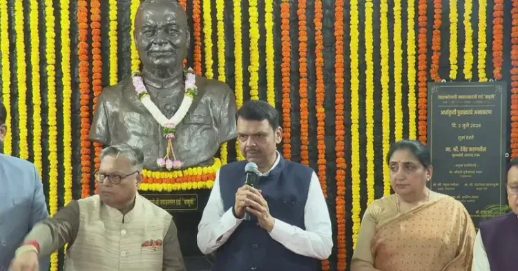CM Fadnavis Unveils Bust of Journalist Jawaharlal Darda