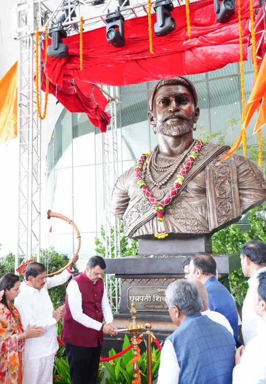 CM Fadnavis Unveils Shivaji Maharaj Statue at Navi Mumbai Airport