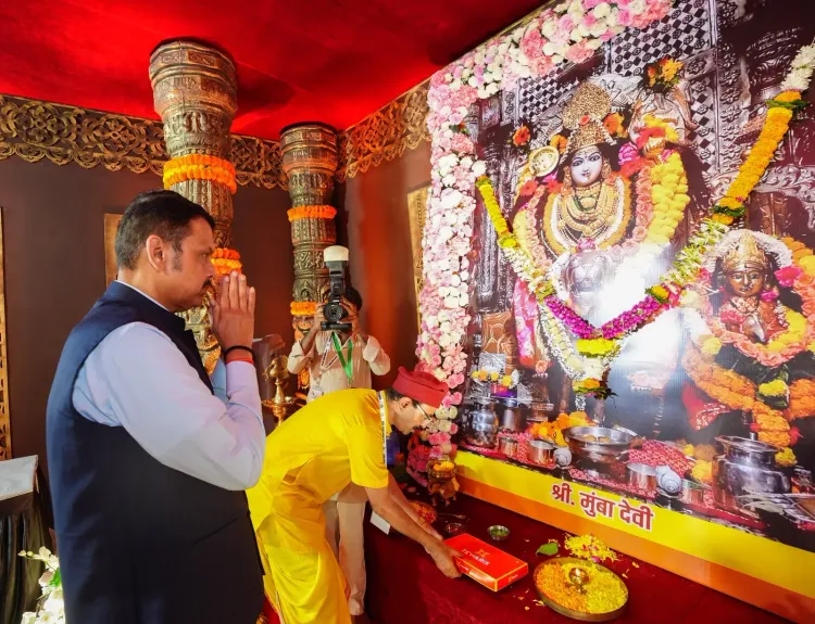 CM Fadnavis visits Mumbadevi, attends Marathi Dandiya Mahotsav