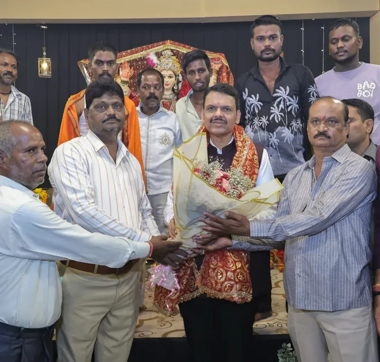 CM Fadnavis Visits Nagpur Navratri Mandal, Prays for Maharashtra