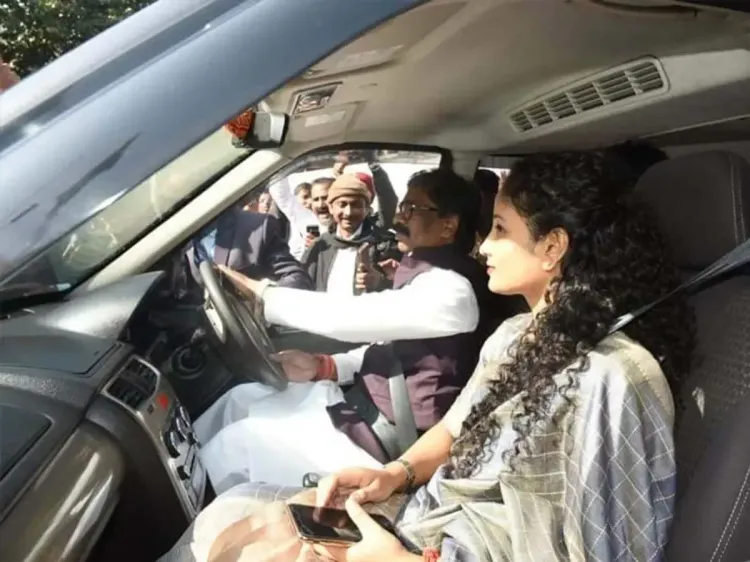 क्या सीएम हेमंत और उनकी पत्नी कल्पना के दिल्ली प्रवास से राज्य में सियासी हलचल तेज हो गई है?