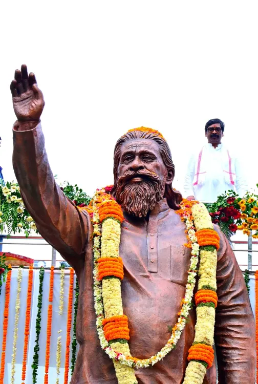 CM Hemant Soren Unveils Shibu Soren Statue in Ramgarh