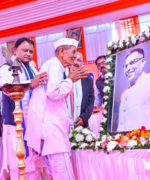 CM Majhi honours freedom fighter Bimbadhar Muduli on Mahatab anniversary