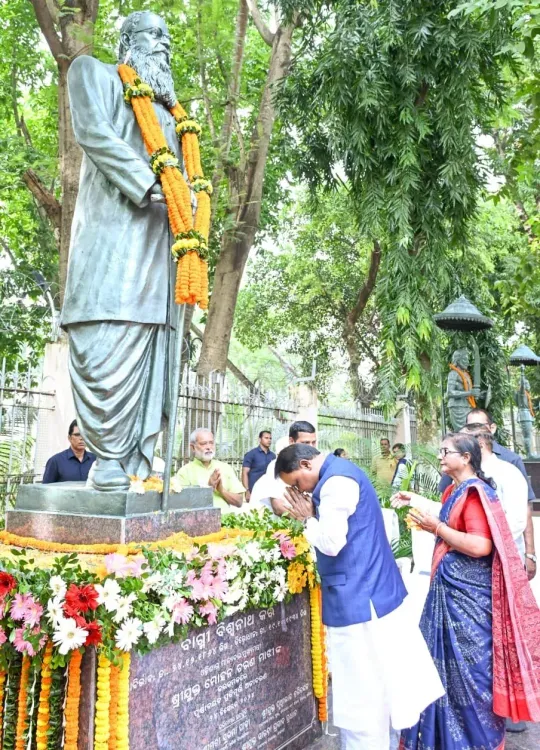 CM Majhi pays floral tribute to Bagmi Bishwanath Kar at Assembly