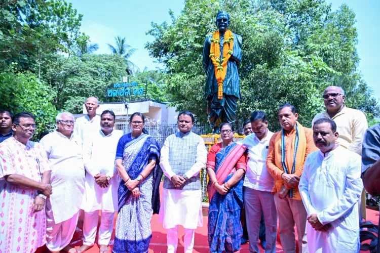 CM Majhi pays floral tribute to Nabakrushna Choudhury on death anniversary