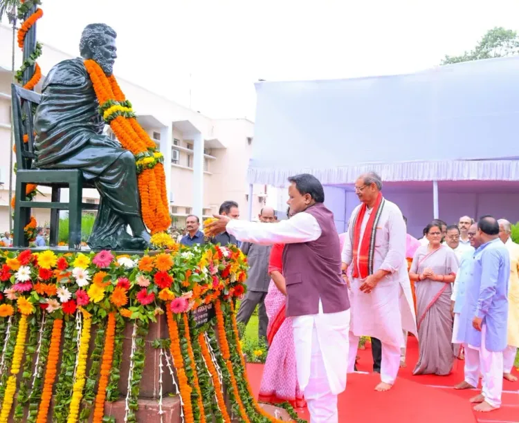 CM Majhi pays floral tribute to Utkalmani Gopabandhu Das