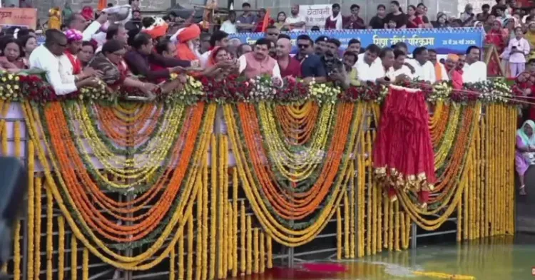 CM Mohan Yadav Offers 351-ft Chunari to Shipra at Ujjain