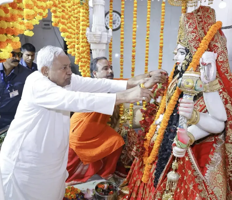 क्या सीएम नीतीश कुमार ने मां दुर्गा की आराधना की, डिप्टी सीएम भी रहे मौजूद?