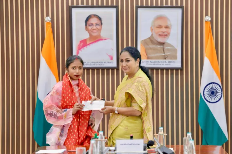 CM Rekha Gupta Distributes ₹1 Lakh Each to 51 Brides on Karwa Chauth