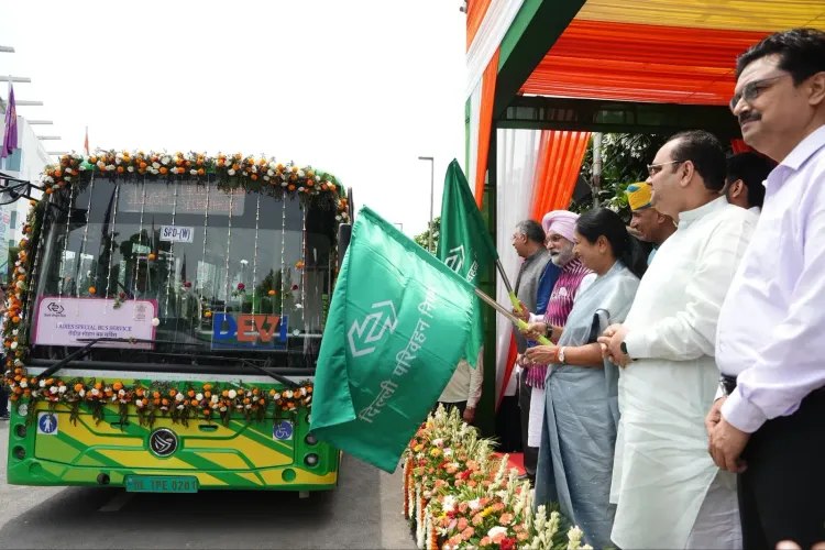 CM Rekha Gupta Flags Off 200 New Electric Buses in Delhi