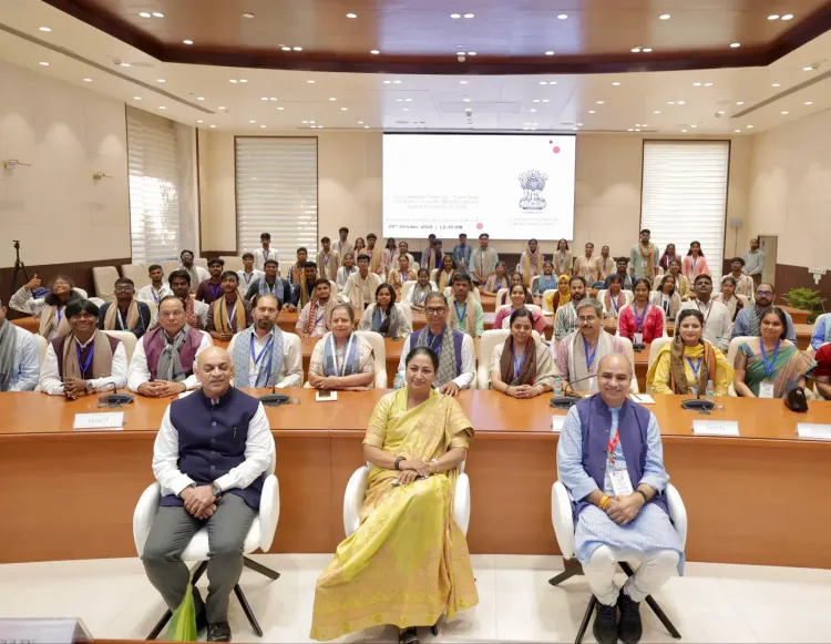 CM Rekha Gupta Welcomes Tamil Nadu Students to Delhi Under Yuva Sangam