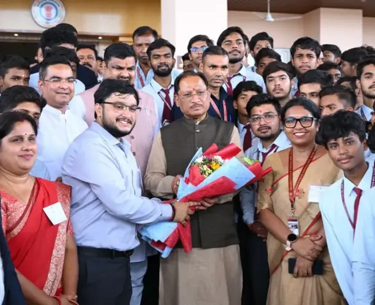CM Sai Meets Bhilai Students on Assembly Tour