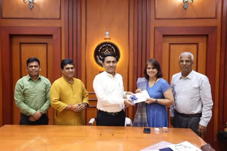 CM Sawant Hands ₹12.50 Lakh Award to Goa Squash Star Yash Fadte