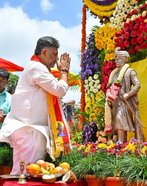 CM Shivakumar pays floral tribute on Kempegowda Jayanti