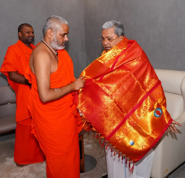 CM Siddaramaiah receives blessings from Kanaka Gurupitha Swamiji