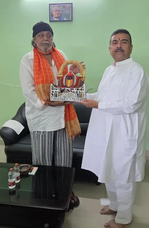 मुख्यमंत्री सुवेंदु अधिकारी ने मिथुन चक्रवर्ती के आवास पर की मुलाकात, भेंट की मां काली की प्रतिमा