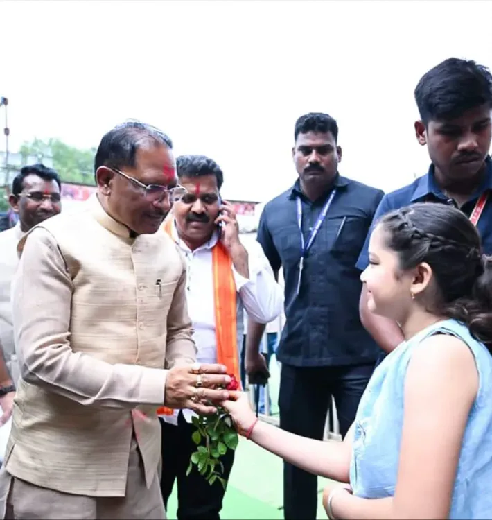 CM Vishnu Deo Sai Greets Young Girl During Gariyaband Visit