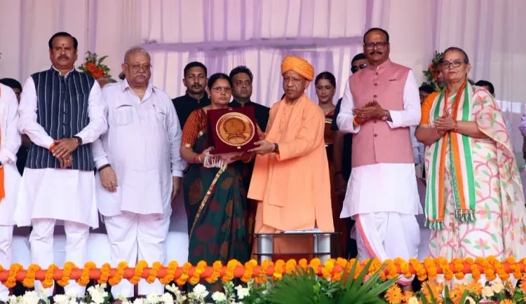 स्वतंत्रता दिवस पर CM योगी ने शहीदों के परिजनों को किया सम्मानित, लखनऊ में राजकीय समारोह