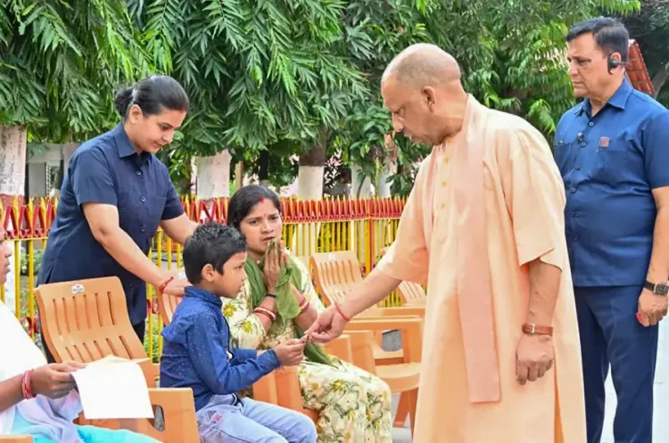 क्या मुख्यमंत्री योगी ने चॉकलेट देकर बच्चों पर प्यार लुटाया?