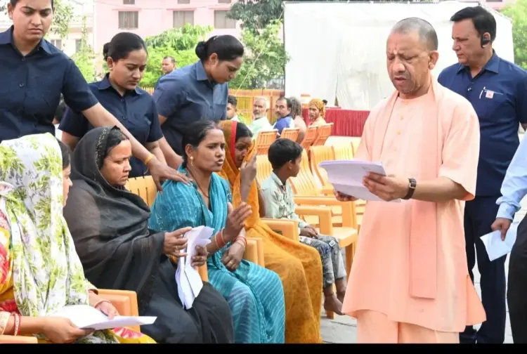 सीएम योगी ने जनता दर्शन में 200 लोगों की समस्याएं सुनकर अधिकारियों को दिए त्वरित समाधान के निर्देश