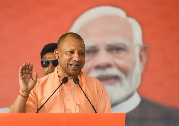अयोध्या में सीएम योगी ने वीरांगना झलकारी बाई की अश्वारोही प्रतिमा का अनावरण किया, लाभार्थियों को सौंपे चेक-चाबी