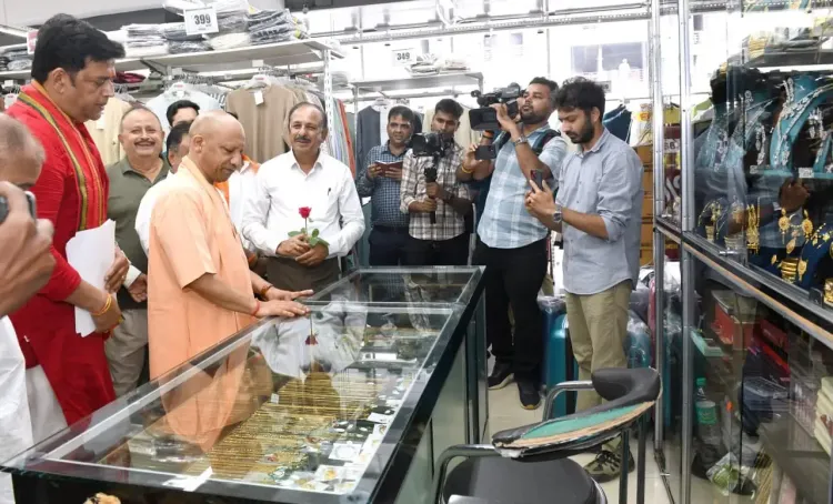 क्या सीएम योगी ने व्यापारियों और ग्राहकों से संवाद कर जीएसटी सुधार की दिशा में कदम बढ़ाए?