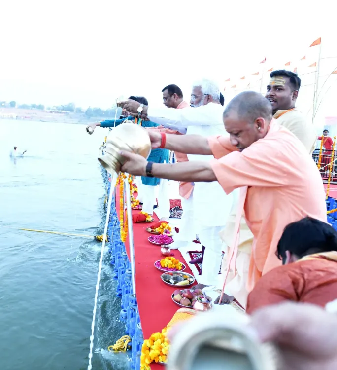 CM Yogi Offers Prayers at Prayagraj Sangam on Ganga Dashara