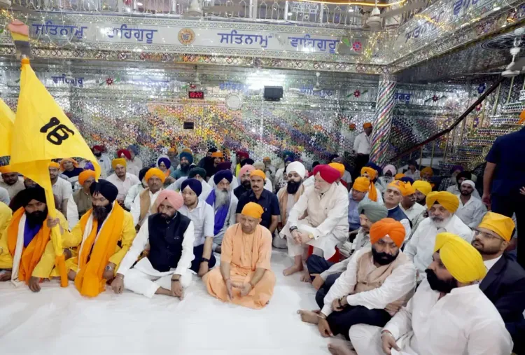 How did CM Yogi welcome the Guru Charan Yatra?