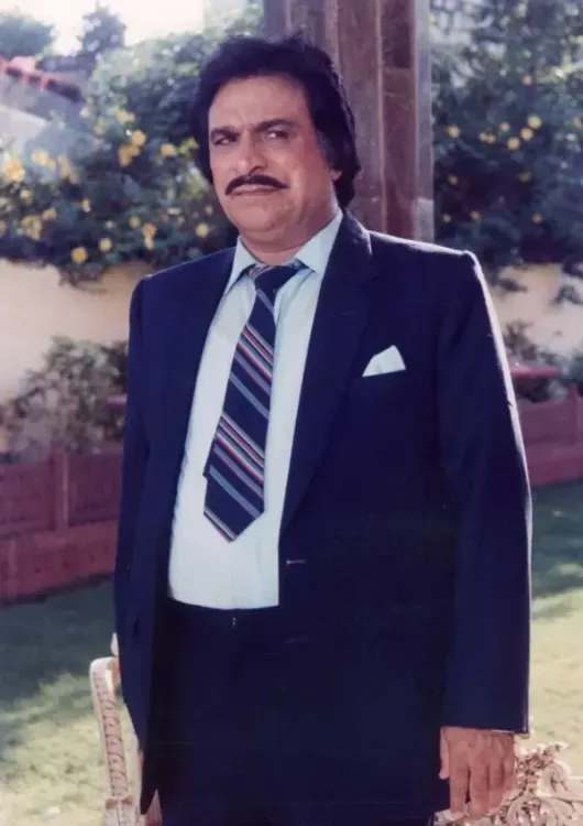 क्या कादर खान हर फन में माहिर कलाकार थे, जिन्होंने अपनी बहुमुखी प्रतिभा से बॉलीवुड को नया रंग दिया?