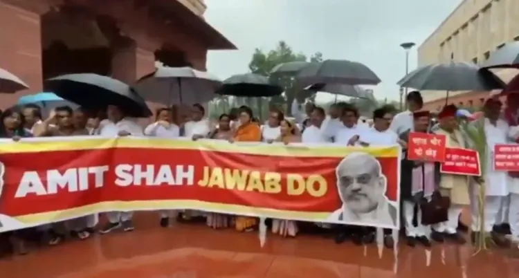 मानसून सत्र: कांग्रेस सांसदों का संसद में मार्च, अमित शाह की अनुपस्थिति और छात्र कार्यक्रम पर रोक पर सवाल