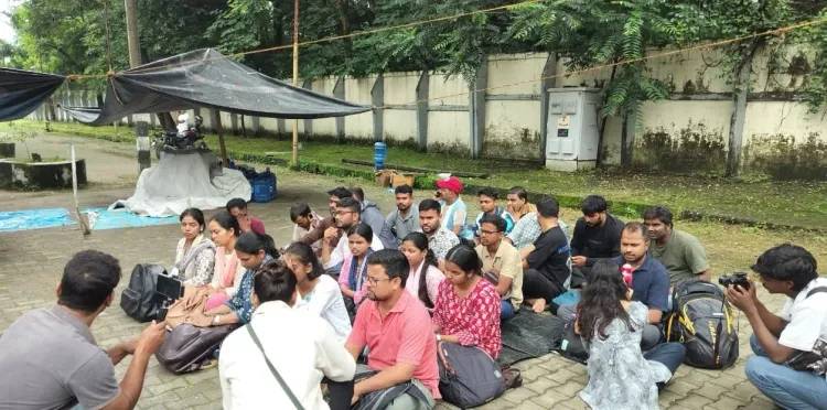 झारखंड: परीक्षा रद्द होने से नौकरी गँवाए अभ्यर्थी प्रोजेक्ट भवन से हटाए, अब कुटे मैदान में धरना