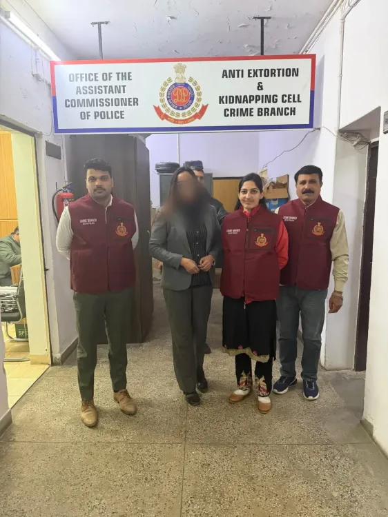 क्या क्राइम ब्रांच ने उच्च सुरक्षा वाले दूतावास क्षेत्रों में फर्जी नंबर प्लेट वाली गाड़ी से घूम रही महिला को गिरफ्तार किया?