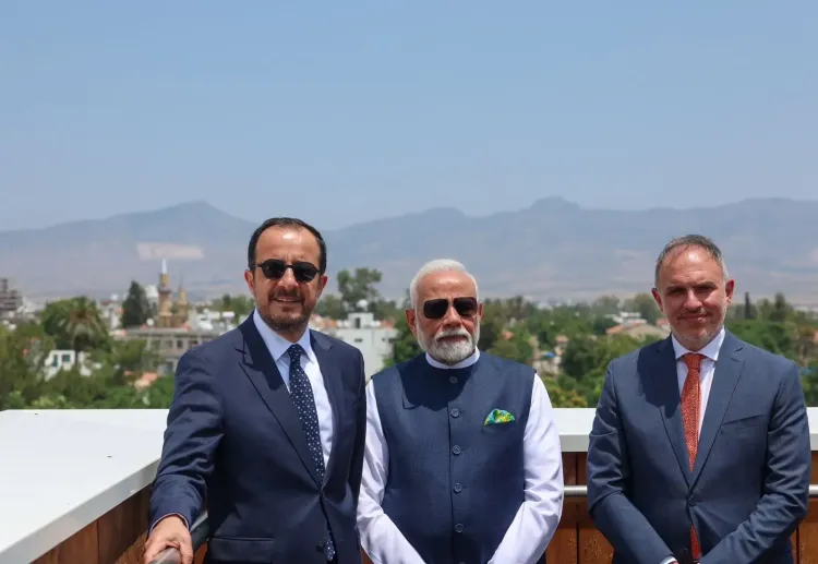 क्या साइप्रस के राष्ट्रपति निकोस क्रिस्टोडोलाइड्स ने पीएम मोदी को निकोसिया शहर दिखाया?