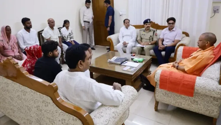 ललिता गौतम केस: CM योगी ने गाजियाबाद में परिजनों से की मुलाकात, ₹5 लाख सहायता और न्याय का दिया भरोसा