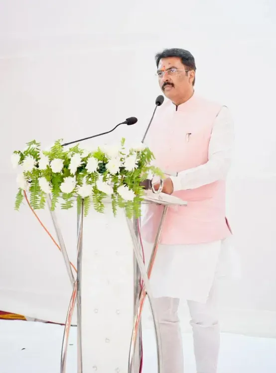 दरभंगा: BJP प्रदेश अध्यक्ष संजय सरावगी ने दिव्यांग छात्रों से किया संवाद, 'सेवा मेरा योगदान' कार्यक्रम में बाँटी कॉपी-कलम