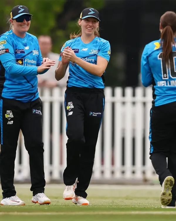 Darcie Brown ruled out of WBBL 12 with back injury, misses Adelaide Strikers